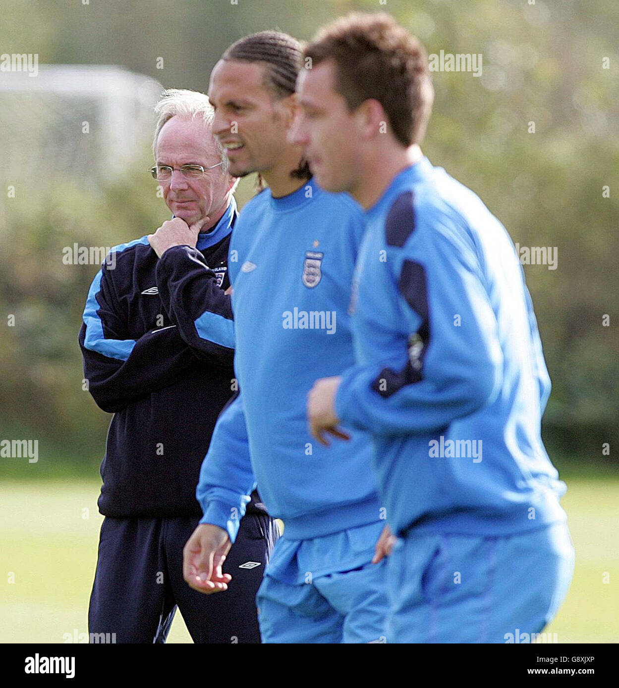 England manager Sven-Goran Eriksson, Rio Ferdinand and John Terry during a training session at Carrington training ground, Manchester, Monday October 10, 2005, ahead of their World Cup qualifying match against Poland on Wednesday. PRESS ASSOCIATION Photo. Photo credit should read: Martin Rickett/PA. Stock Photo