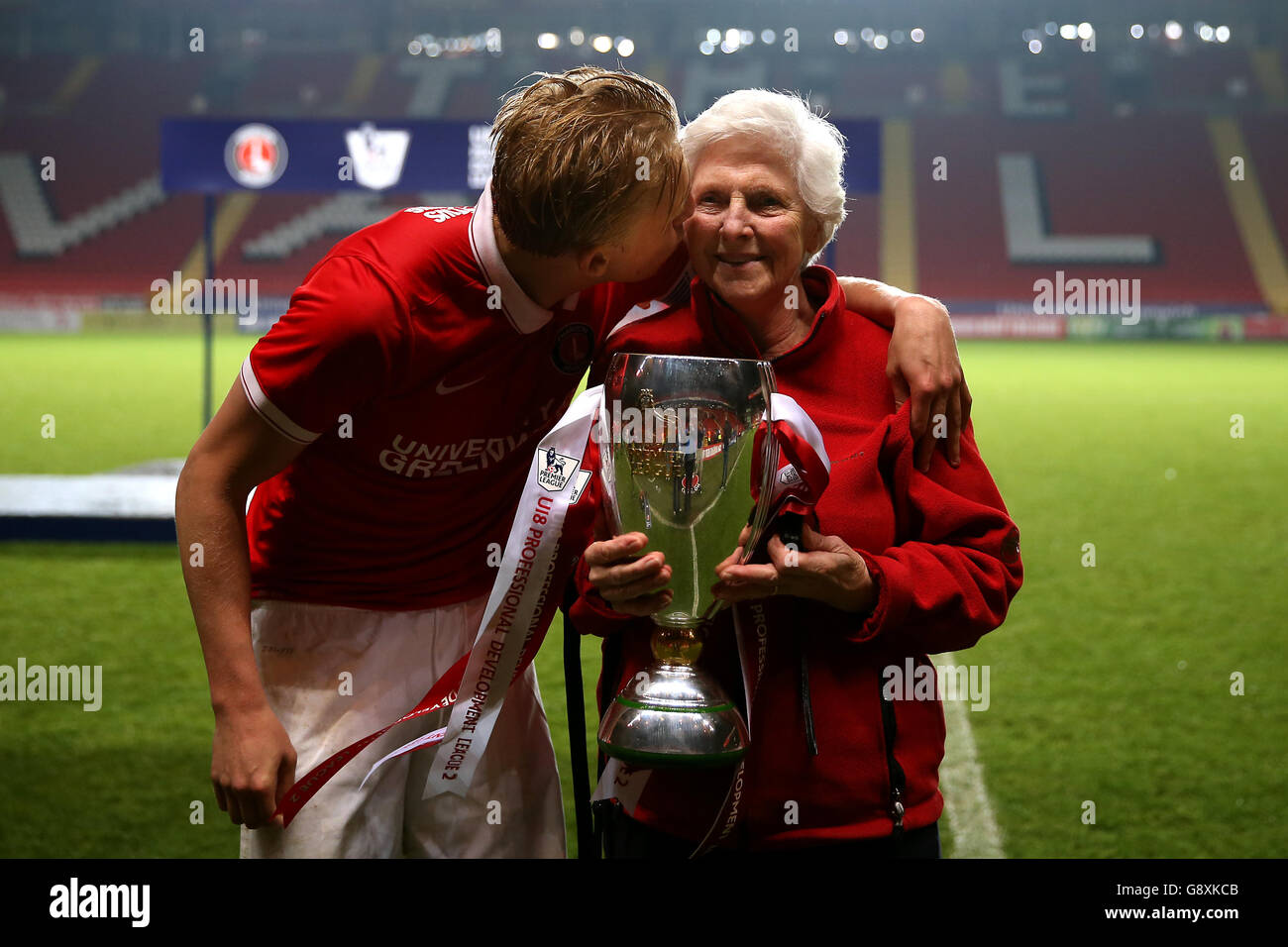 Charlton Athletic's George Lapslie with the U18 Professional Development League 2 trophy Stock Photo