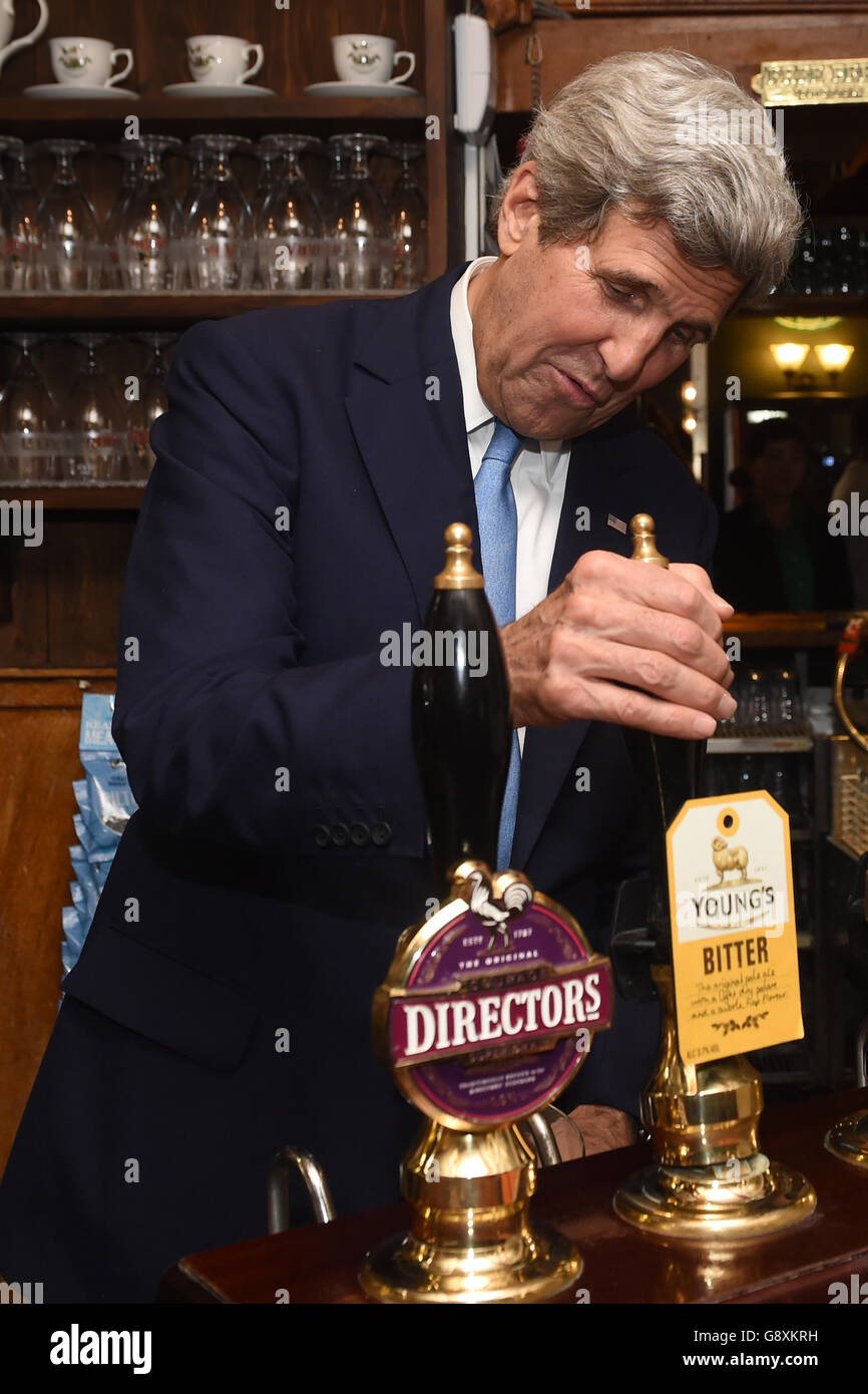 US Secretary of State John Kerry pulls a pint of Young's Bitter in the King's Arms pub in Oxford. Stock Photo