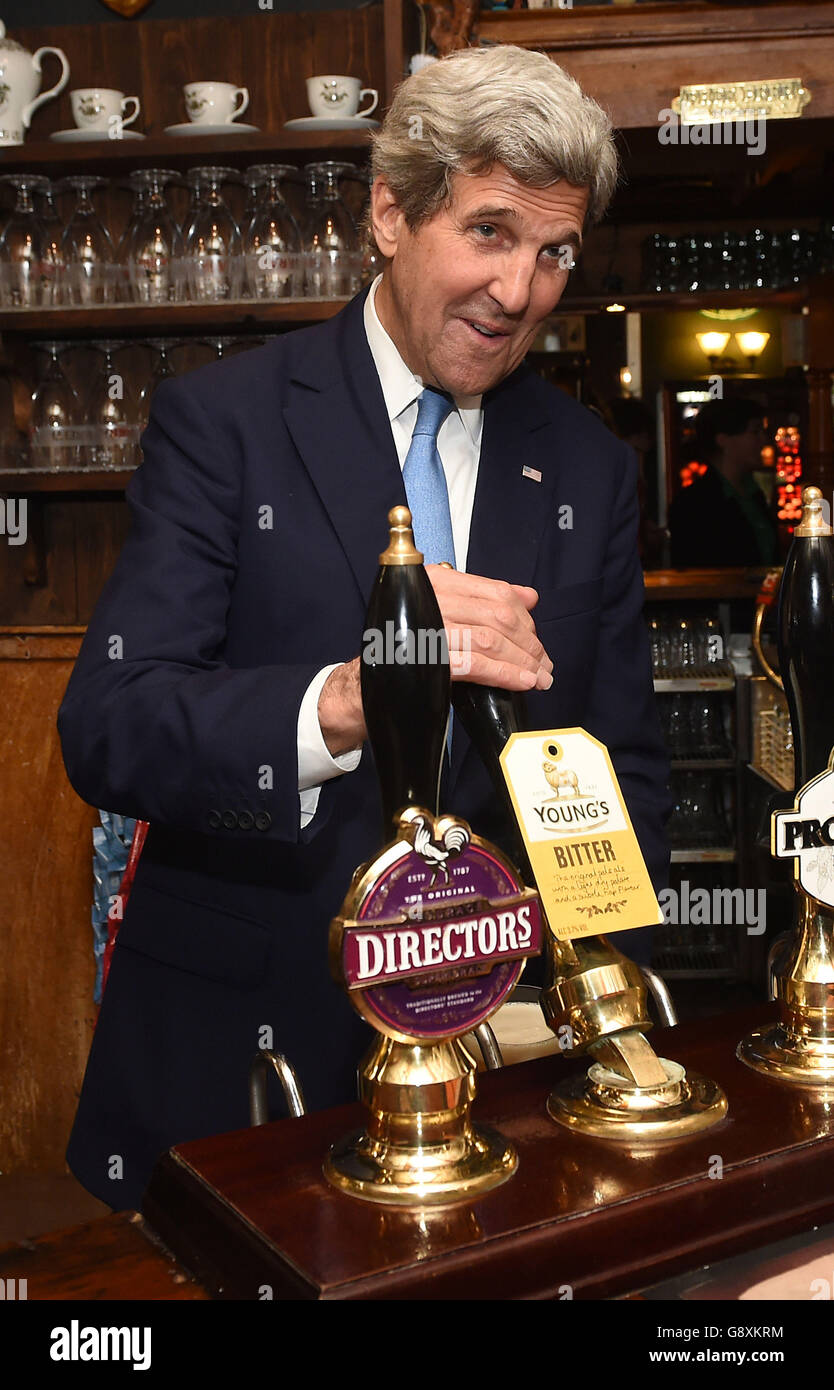 US Secretary of State John Kerry pulls a pint of Young's Bitter in the King's Arms pub in Oxford. Stock Photo