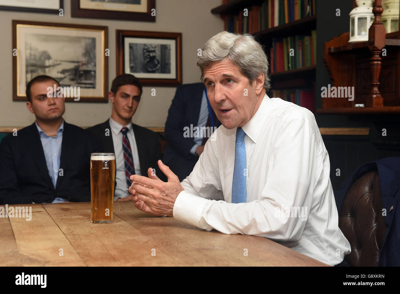 US Secretary of State John Kerry speaks to Rhodes Scholars in the King's Arms pub in Oxford. Stock Photo