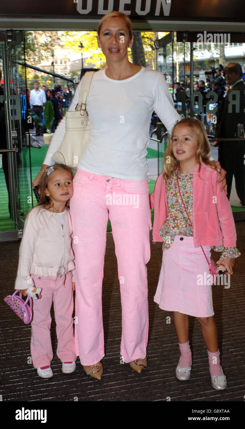 'Wallace & Gromit: The Curse Of The Were-Rabbit' Premiere - Odeon Leicester Square. Tania Bryer arrives with her daughters. Stock Photo