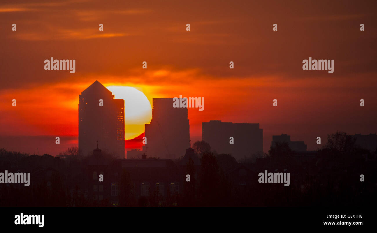 Canary wharf skyline 2016 hi-res stock photography and images - Alamy