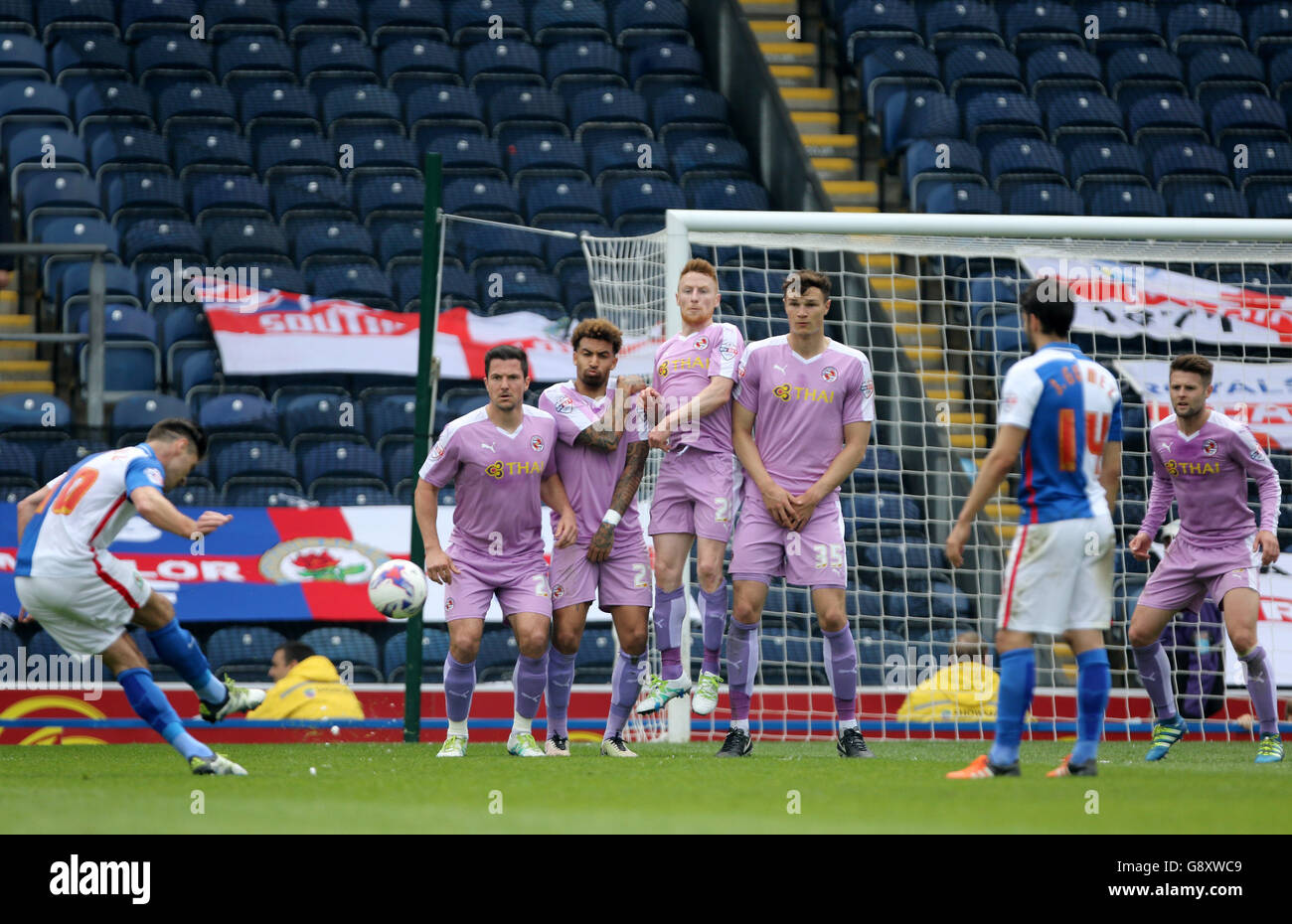 Blackburn Rovers v Reading - Sky Bet Championship - Ewood Park. Reading players defend a free kick Stock Photo