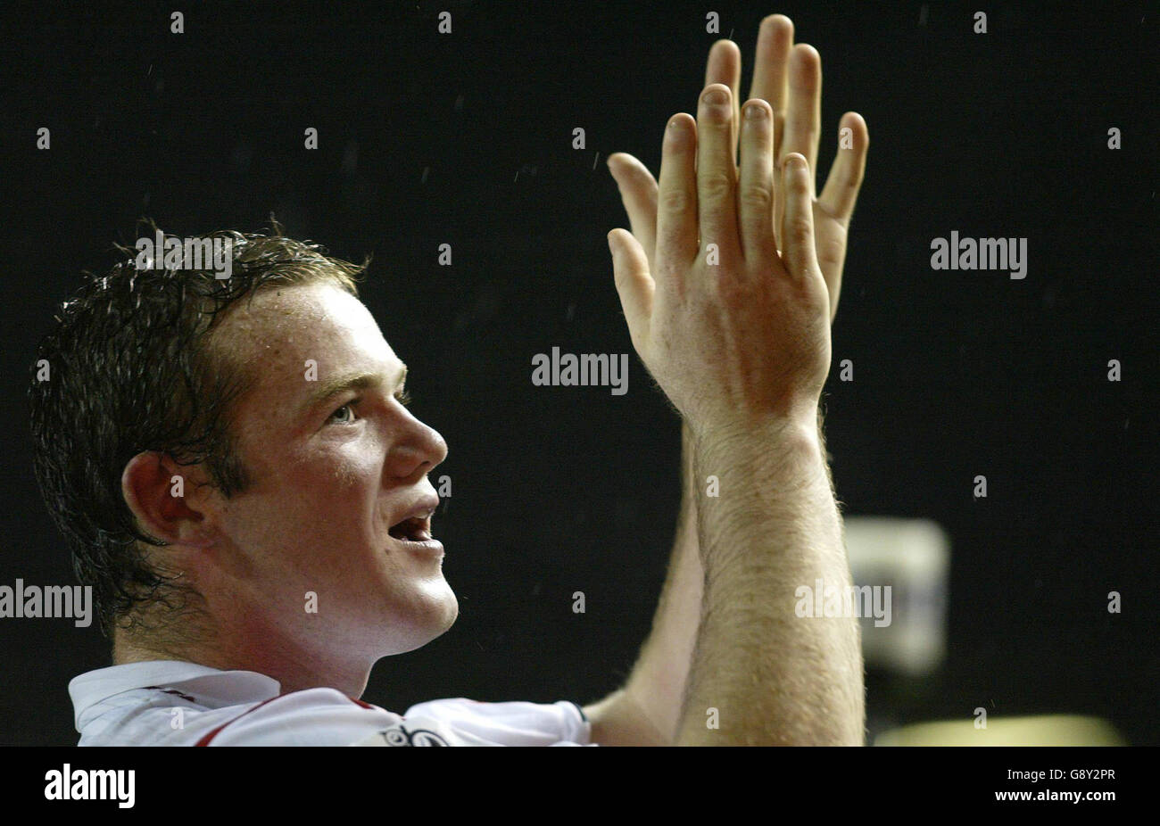England's Wayne Rooney applauds the crowd after defeating Poland 2-1 in the World Cup qualifying match at Old Trafford, Manchester, Wednesday October 12, 2005. PRESS ASSOCIATION Photo. Photo credit should read: Owen Humphreys/PA. Stock Photo