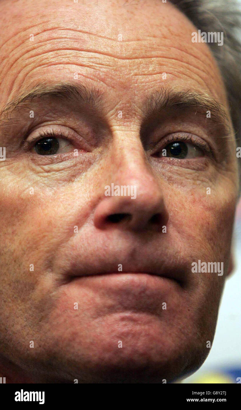 Republic of Ireland manager Brian Kerr shows his dejection after a 00