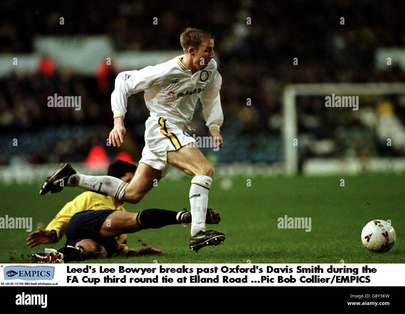 Leeds United's Lee Bowyer (right) gets away from the tackle of Oxford United's David Smith (left) Stock Photo