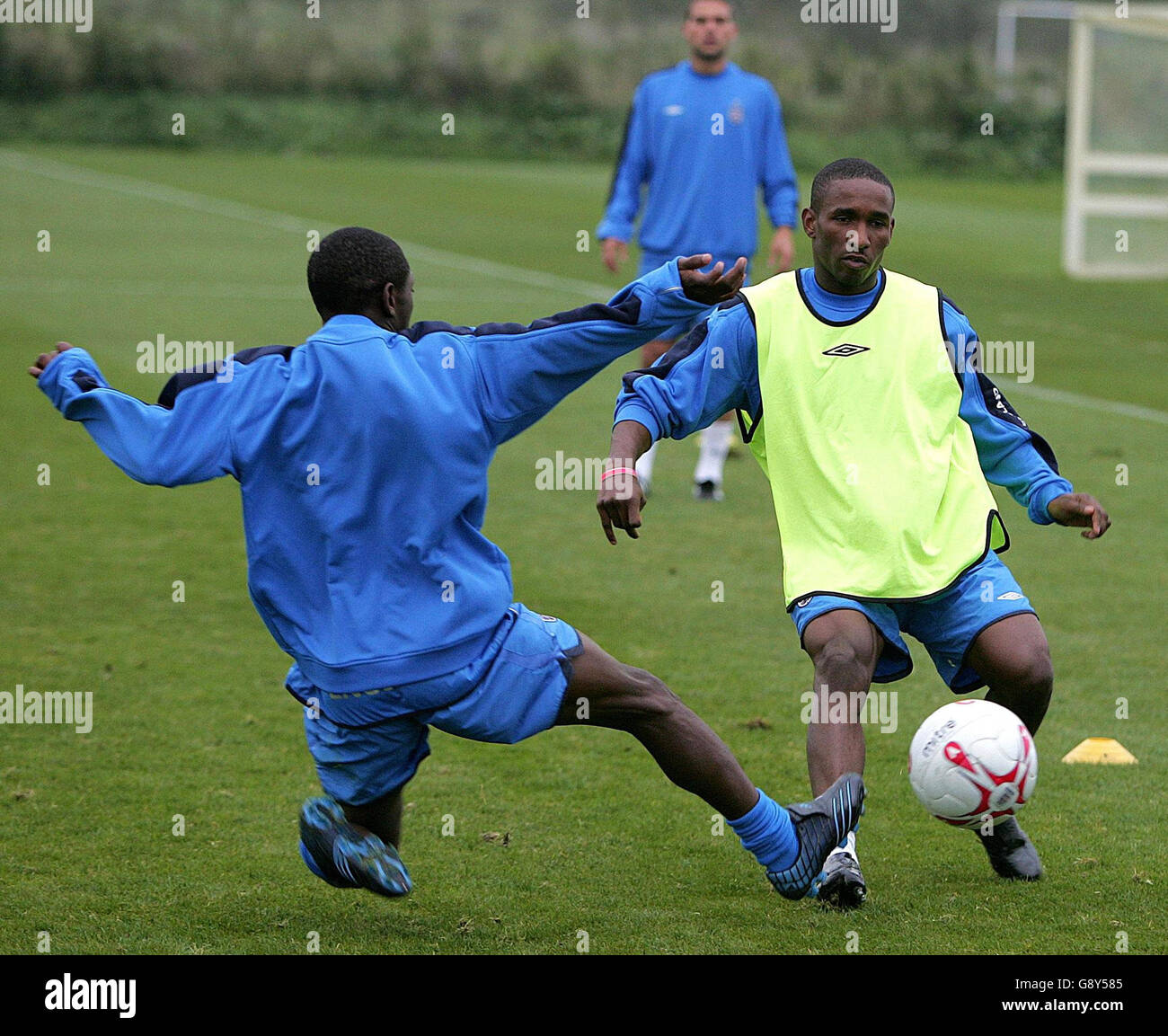England's Jermain Defoe (R) is challenged by team-mate Shaun Wright-Phillips during a training session at Carrington Training Ground, Manchester, Tuesday October 4, 2005. England play Austria in their World Cup qualifying match on Saturday. PRESS ASSOCIATION Photo. Photo credit should read: Martin Rickett/PA. Stock Photo