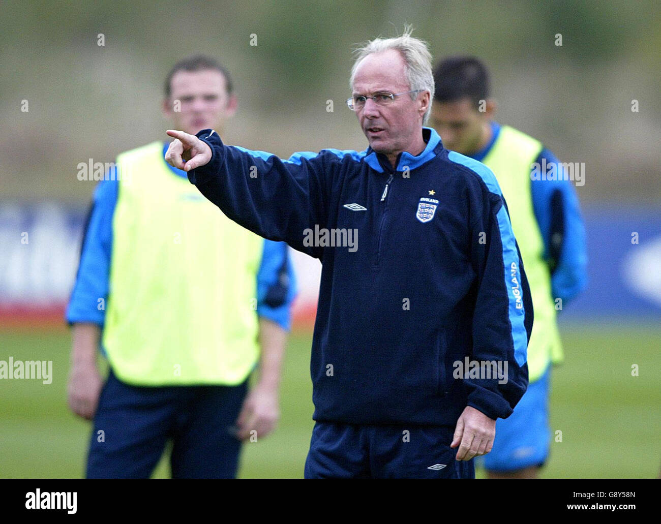 England manager Sven Goran Eriksson gestures to his players as Wayne Rooney (background) looks on during a training session at Carrington Training Ground, Manchester, Tuesday October 4, 2005. England play Austria in their World Cup qualifying match on Saturday. PRESS ASSOCIATION Photo. Photo credit should read: Martin Rickett/PA. Stock Photo