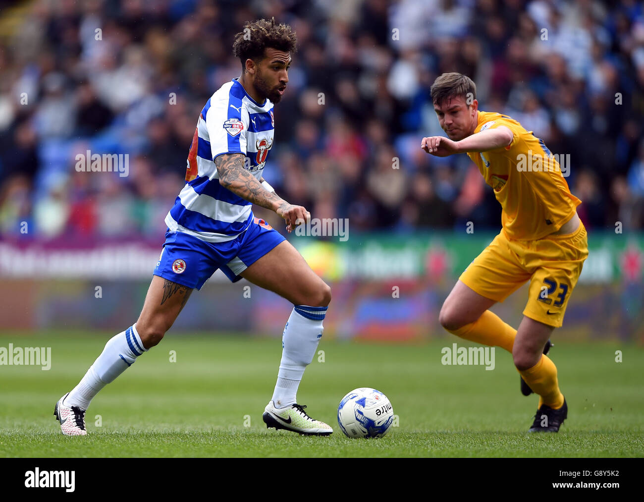 Reading's Danny Williams and Preston North End's Paul Huntington battle for the ball Stock Photo