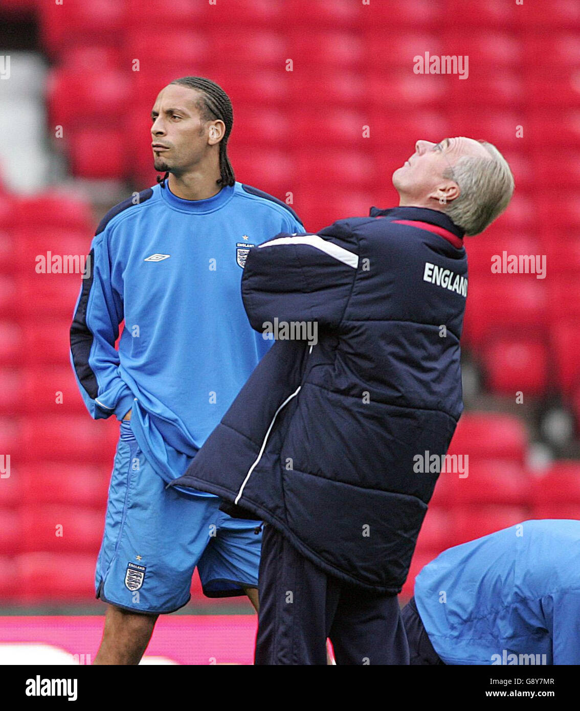 Toestemming Definitie Vervolgen England's head coach Sven Goran Eriksson (L) with Rio Ferdinand (L) during  a training session at Old Trafford, Manchester, Friday October 7, 2005.  England play Austria in a World Cup qualifier at