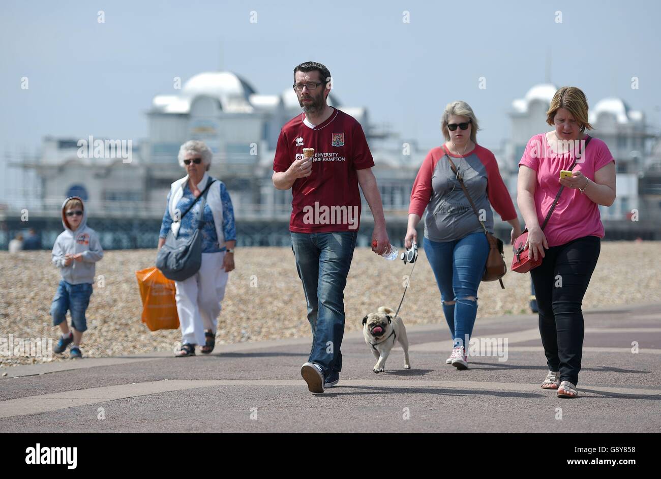 Members of the public enjoy the warm weather on Southsea beach, Portsmouth Stock Photo