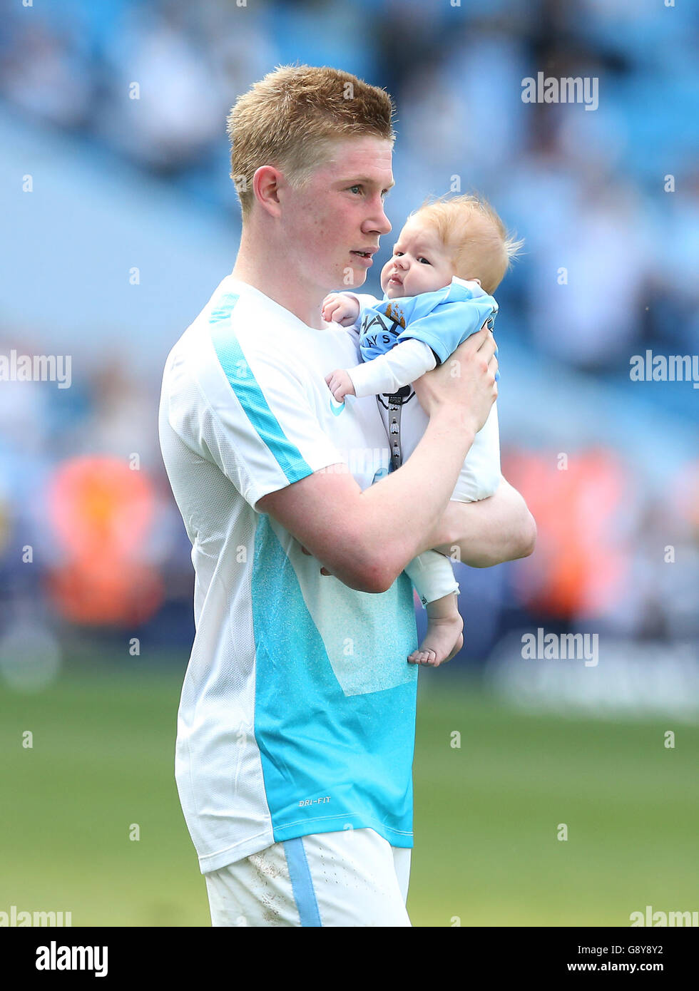 Manchester City's Kevin De Bruyne and his son Mason Milian after the  Barclays Premier League match at the Etihad Stadium, Manchester Stock Photo  - Alamy