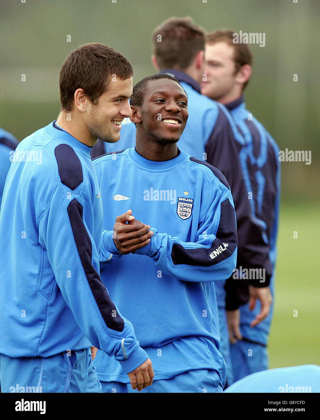England's Joe Cole (L) and Shaun Wright-Phillips during a training session at Carrington, Manchester, Tuesday October 11, 2005, ahead of their World Cup qualifying match against Poland tomorrow evening. PRESS ASSOCIATION Photo. Photo credit should read: Martin Rickett/PA. Stock Photo