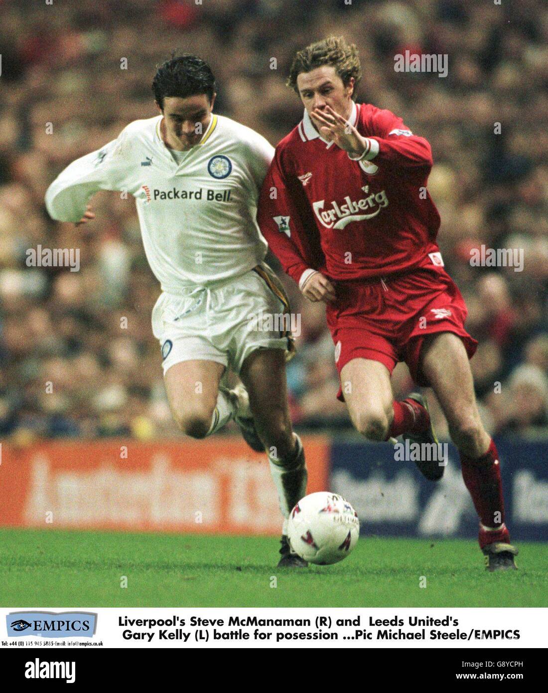 Soccer - FA Carling Premiership - Liverpool v Leeds United. Liverpool's Steve McManaman (right) tries to get round Leeds United's Gary Kelly (left) Stock Photo