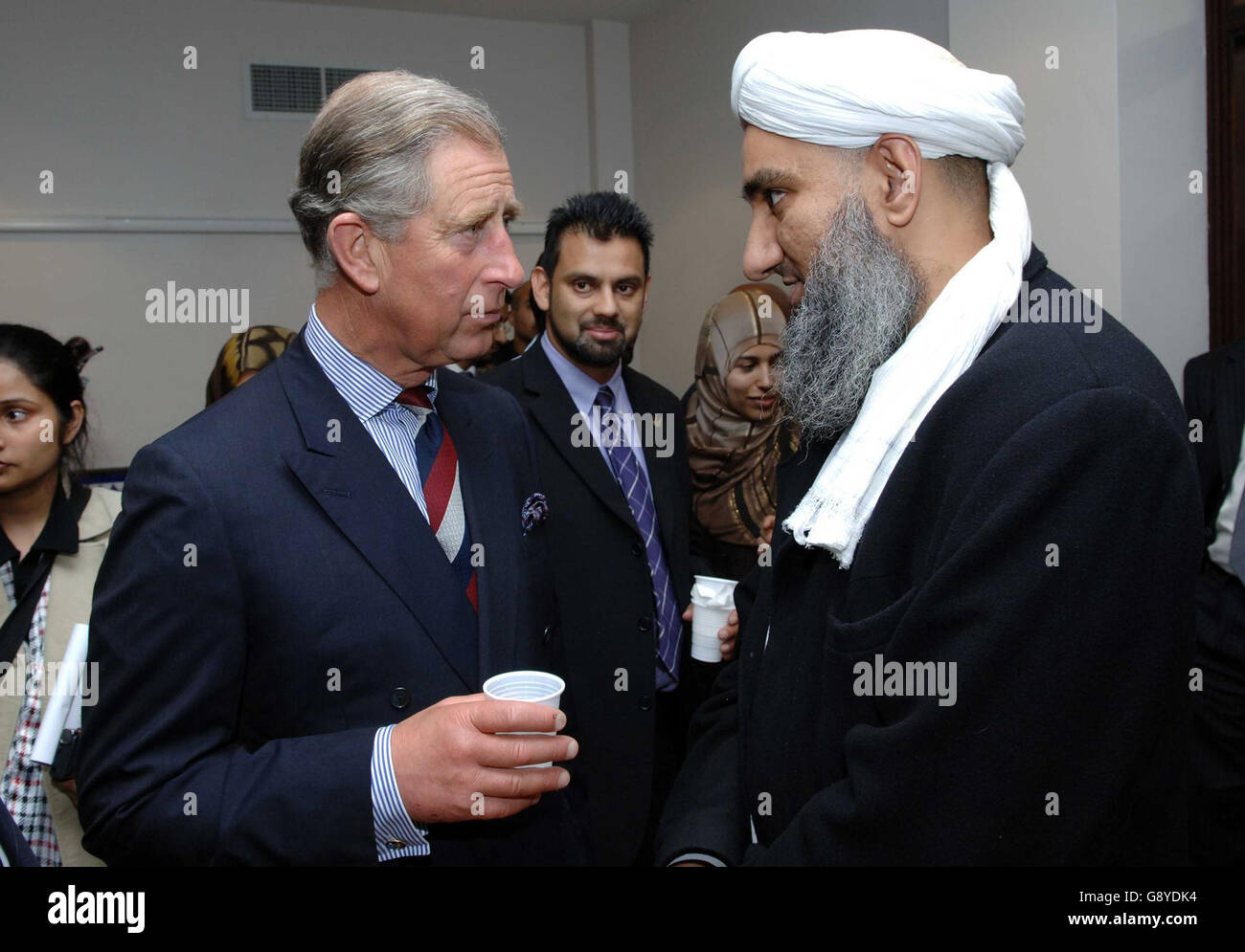 The Prince of Wales meets Dr Mohammed Maarouf during a visit to the Muslim Cultural Heritage Centre near Notting Hill in west London, Wednesday October 12, 2005. Charles was given an update on the situation in the earthquake-stricken region of Kashmir by representatives from Islamic Relief and met families who lost loved ones in the disaster. See PA story DEATH Quake Charles. PRESS ASSOCIATION photo. Photo credit should read: Arthur Edwards/PA/WPA Rota The Sun. Stock Photo