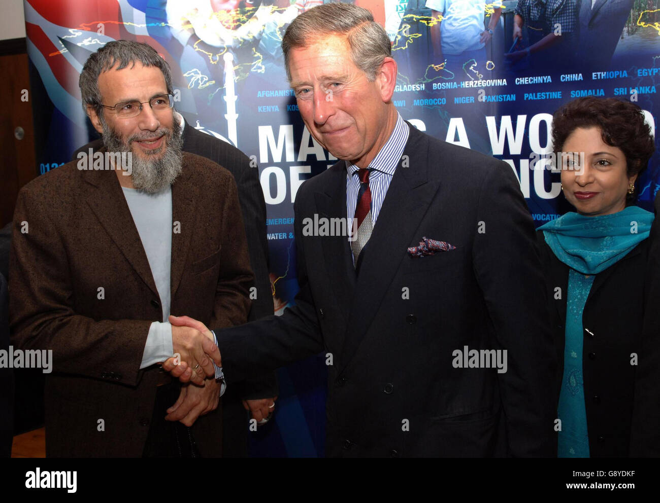The Prince of Wales shakes hands with Yusuf Islam during a visit to the Muslim Cultural Heritage Centre near Notting Hill in west London, Wednesday October 12, 2005. Charles was given an update on the situation in the earthquake-stricken region of Kashmir by representatives from Islamic Relief and met families who lost loved ones in the disaster. See PA story DEATH Quake Charles. PRESS ASSOCIATION photo. Photo credit should read: Arthur Edwards/PA/WPA Rota The Sun. Stock Photo