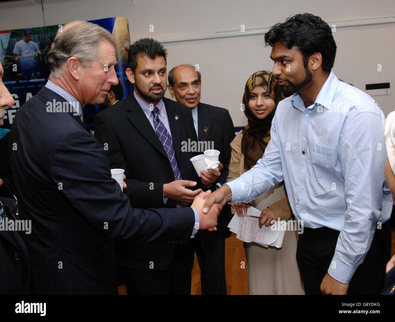 The Prince of Wales meets Adil Husseini during a visit to the Muslim Cultural Heritage Centre near Notting Hill in west London, Wednesday October 12, 2005. Charles was given an update on the situation in the earthquake-stricken region of Kashmir by representatives from Islamic Relief and met families who lost loved ones in the disaster. See PA story DEATH Quake Charles. PRESS ASSOCIATION photo. Photo credit should read: Arthur Edwards/PA/WPA Rota The Sun. Stock Photo