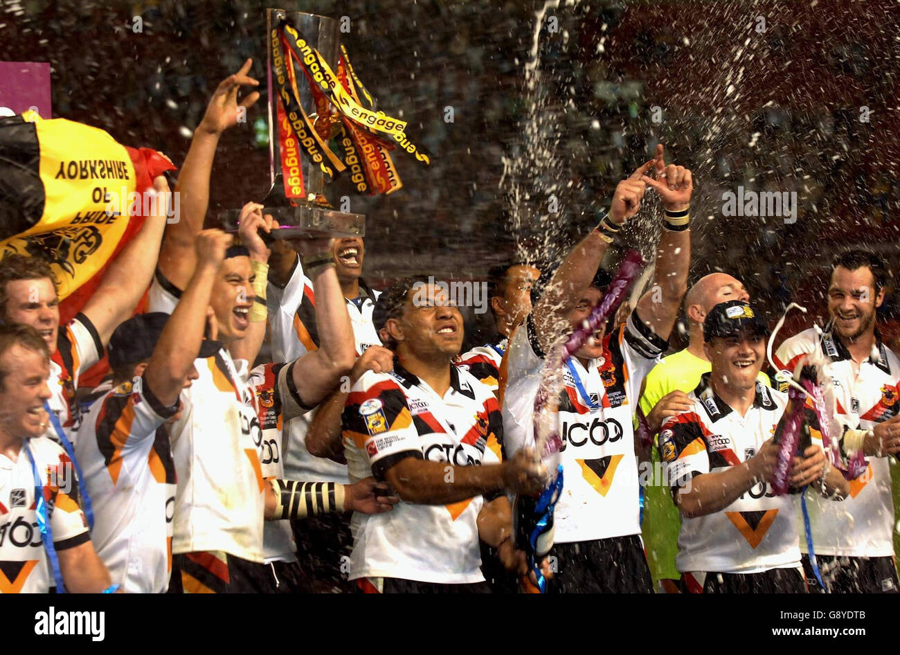 Bradford Bulls lift the trophy after defeating Leeds Rhinos' in the Engage Super League Grand Final Stock Photo