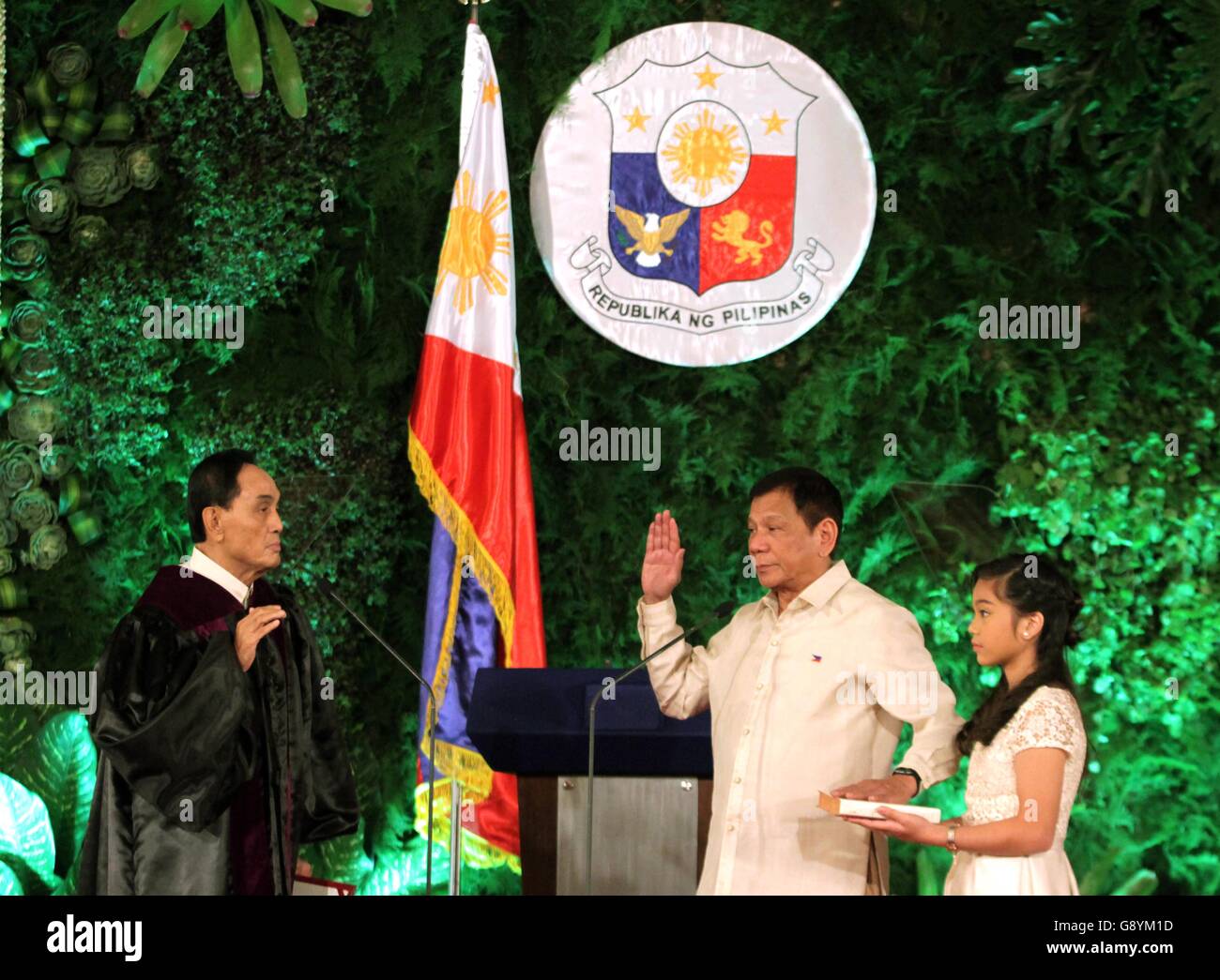 Manila Philippines 30th June 2016 Rodrigo Duterte C Takes His Oath At The Malacanang