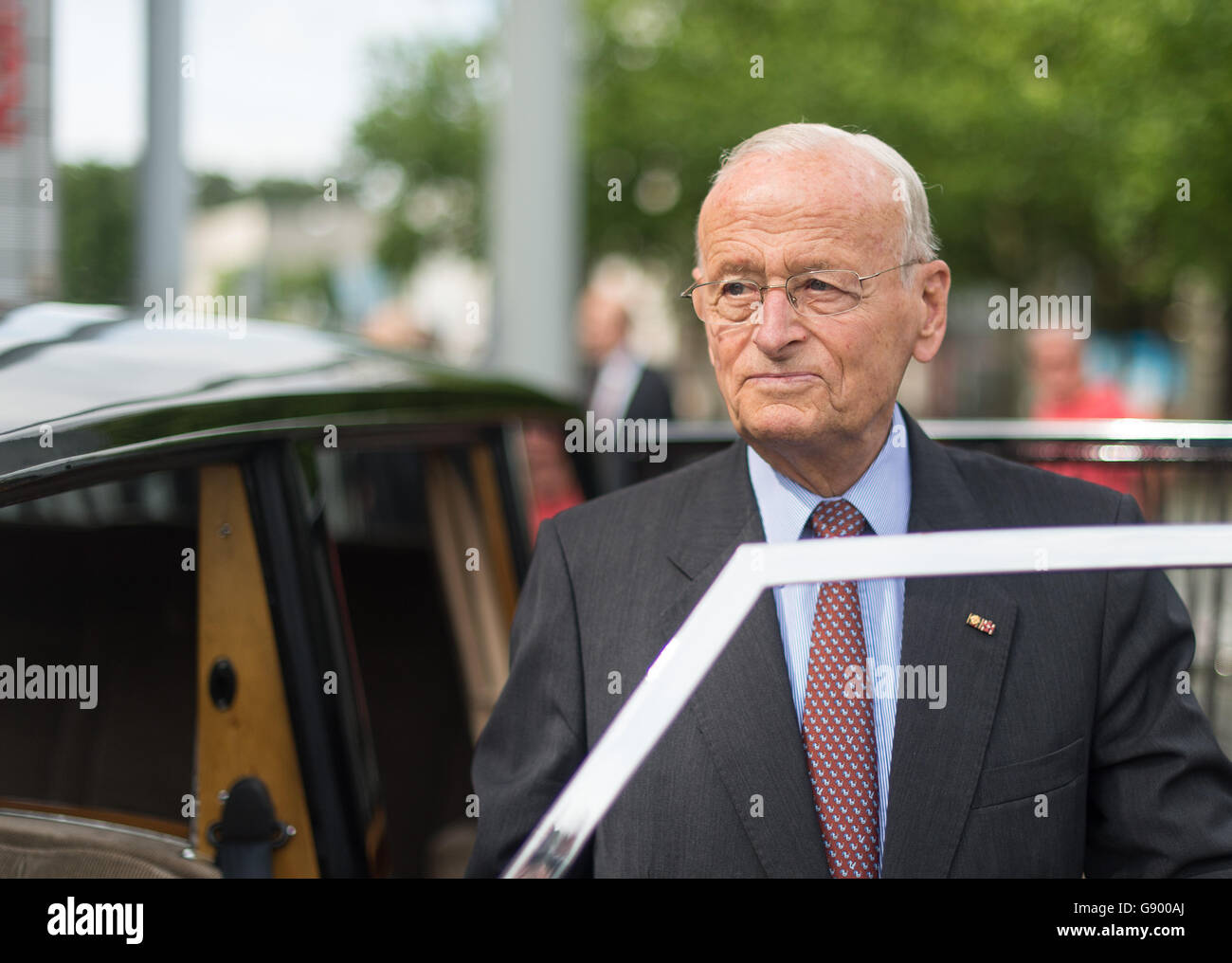 Wolfsburg, Germany. 01st July, 2016. Former Volkswagen CEO, Carl Hahn, stands nex to his former official car in front of the Wolfsburg art museum ahead of the reception on occasion of his 90th birthday in Wolfsburg, Germany, 01 July 2016. Photo: Sebastian Gollnow/dpa/Alamy Live News Stock Photo