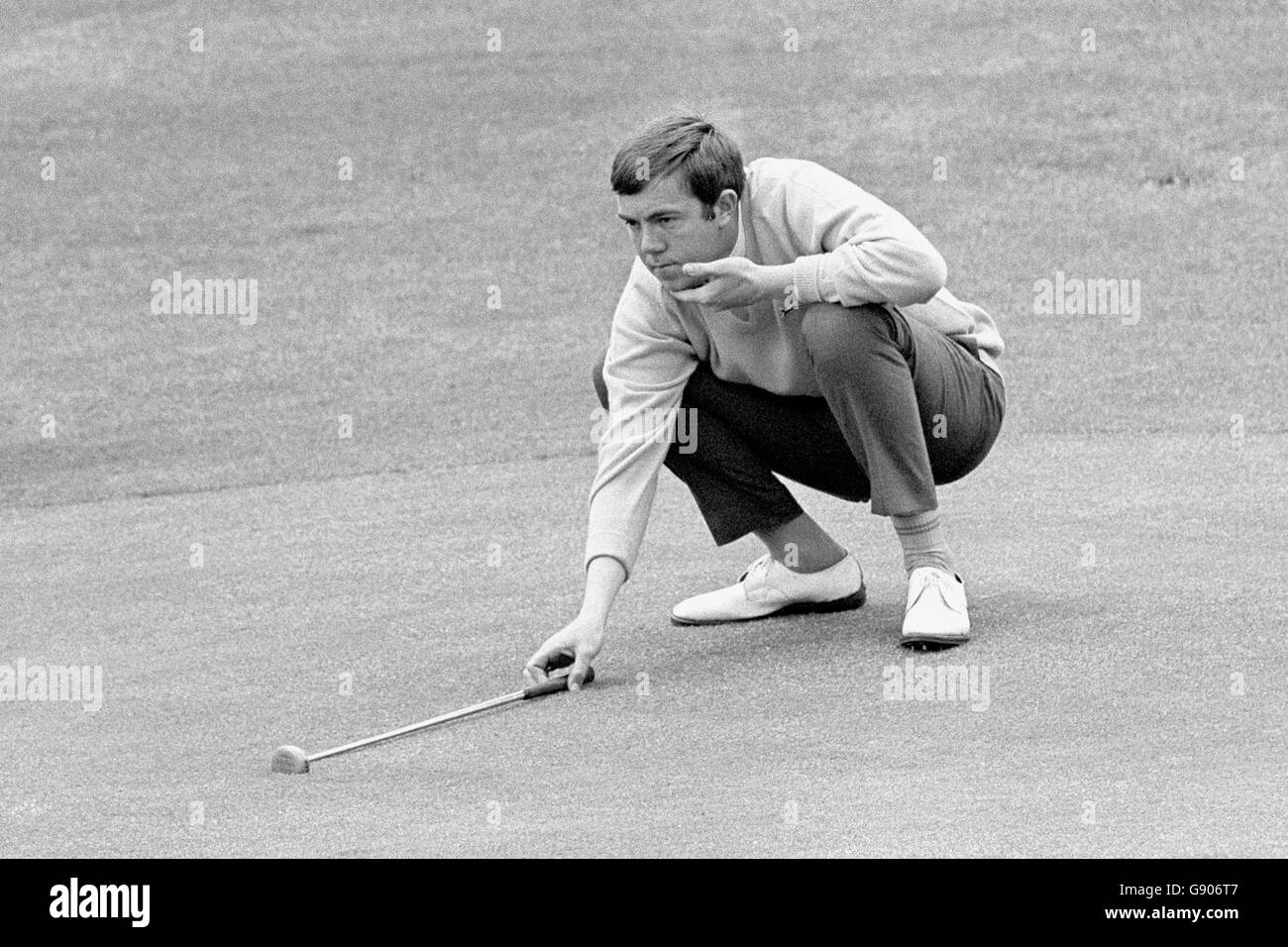 Golf, Daks Tournament, Wentworth. Eddie Polland eyes up a putt Stock Photo