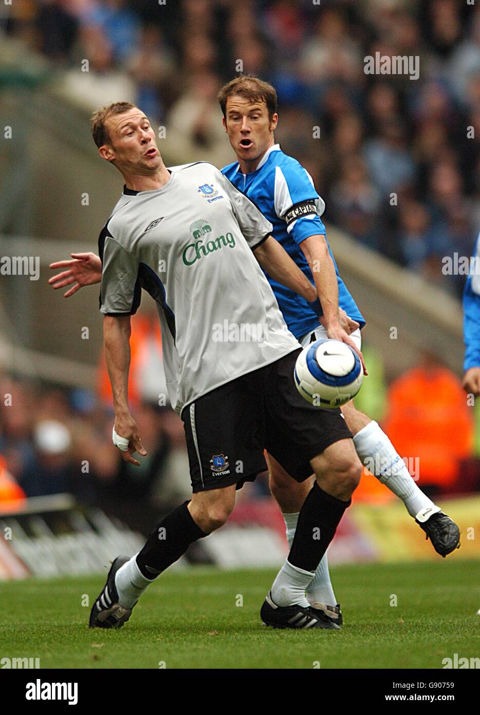 Soccer - FA Barclays Premiership - Birmingham City v Everton - St Andrews. Birmingham City's Kenny Cunningham and Everton's Duncan Ferguson Stock Photo