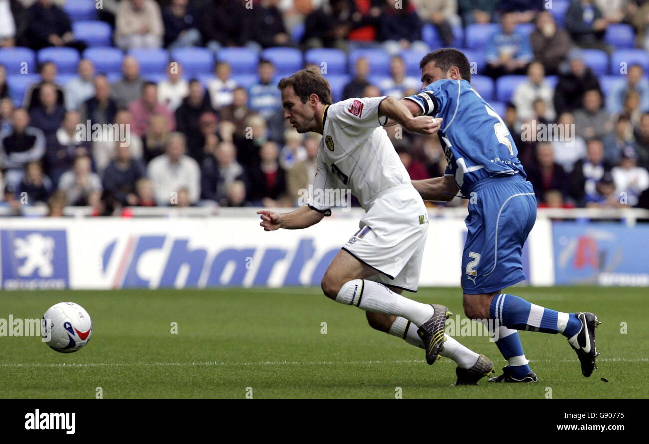 Reading's Graeme Murty (R) chases the ball with Leed's United's Eddie Lewis during the Coca-Cola Championship match at the Madejski Stadium, Reading, Saturday October 29, 2005. PRESS ASSOCIATION Photo. Photo credit should read: Jane Mingay/PA. . Stock Photo