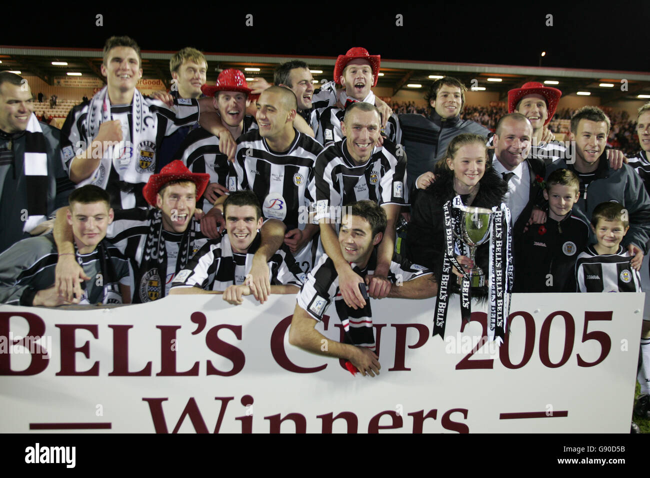 Soccer - Bell's Cup Final 2005 - St Mirren v Hamilton Academical - Excelsior Stadium - Airdrie. Team group , St Mirren Stock Photo