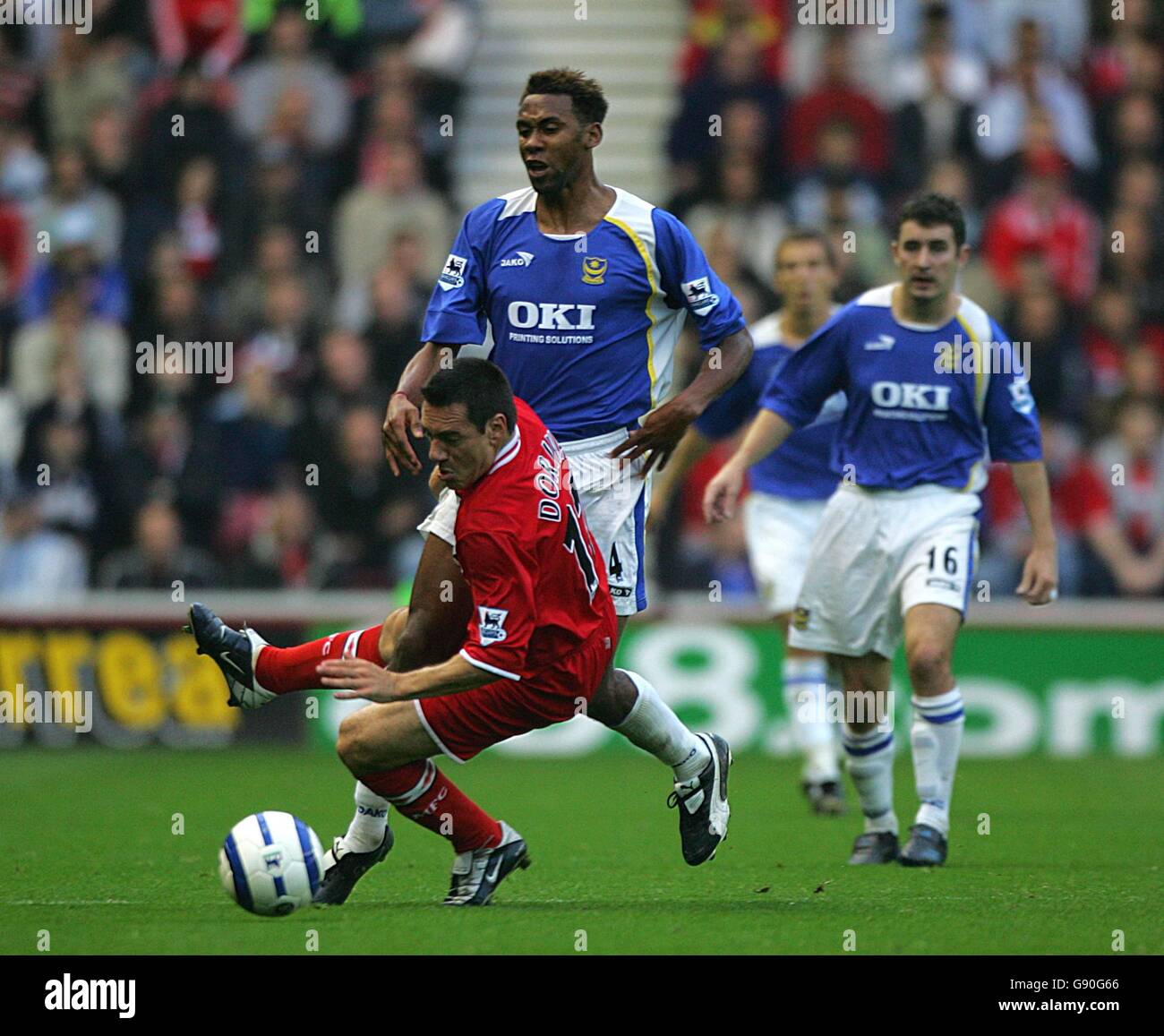 Soccer - FA Barclays Premiership - Middlesbrough v Portsmouth - The Riverside Stadium. Middlesbrough's Guidoni Junior Doriva is challenged by Portsmouth's John Viafara Stock Photo