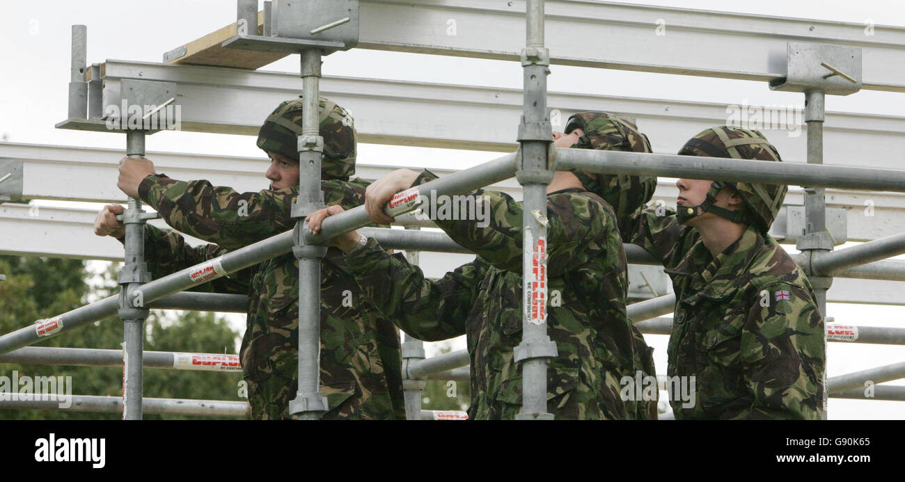 Recruits at the Defence College of Logistics at Deepcut Army barracks being trained to build a tower during a media open day, Wednesday October 26, 2005. Families of the young recruits who died at Deepcut Army barracks have reacted with outrage to the use of the base for a media open day today. See PA story DEFENCE Deepcut. PRESS ASSOCIATION photo. Photo credit should read: Tim Ockenden/PA . Stock Photo