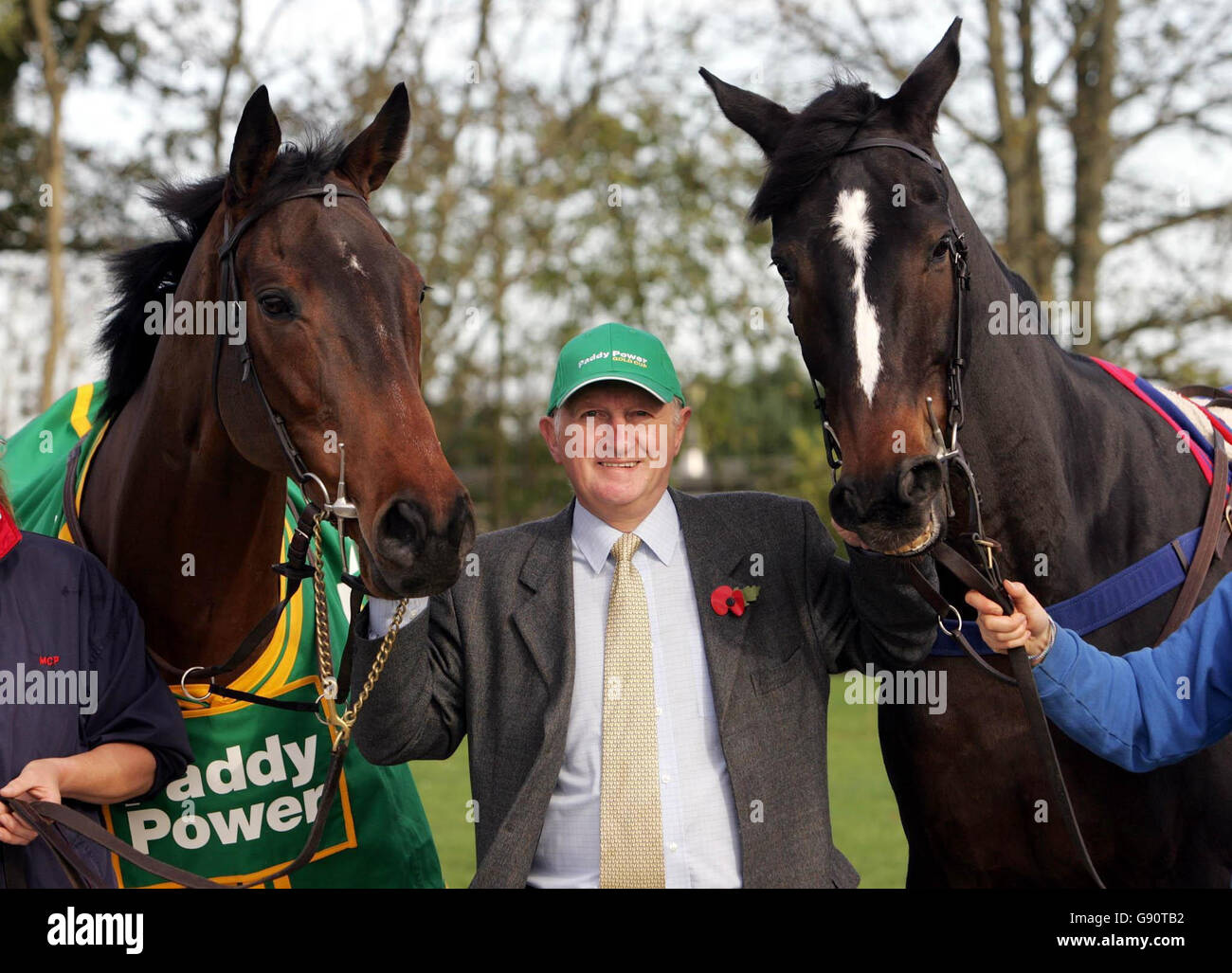 Trainer Martin Pipe with Our Vic (L) and Celestial Gold at the Pond House Stables during Martin Pipe's open day at Wellington, Somerset, Monday November 7, 2005. PRESS ASSOCIATION Photo. Photo credit should read: David Davies/PA. Stock Photo