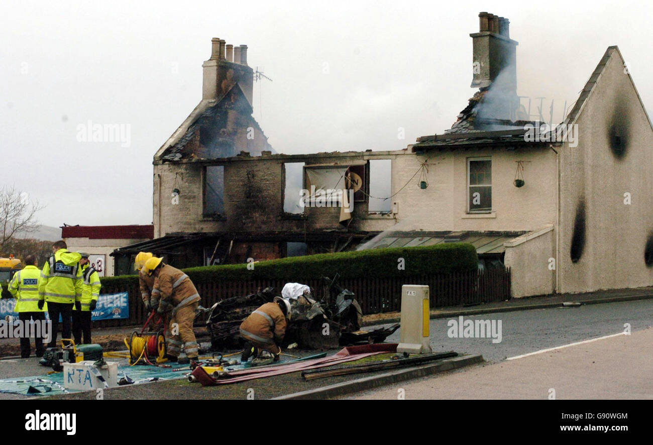 Fire Fighters and Police Officers investigate the scene at the Leadburn Inn, near Edinburgh Sunday November 13, 2005. A motorist died today after their car crashed into the Leadburn Inn, one of the oldest inns in Scotland, sparking a massive blaze. Firecrews went to the historic Inn, near Edinburgh, shortly before 9am this morning. The blaze quickly took hold and devastated the building, in the village of Leadburn, near Penicuik, Midlothian. See PA story ACCIDENT Inn. PRESS ASSOCIATION photo. Photo credit should read: Danny Lawson/PA. Stock Photo