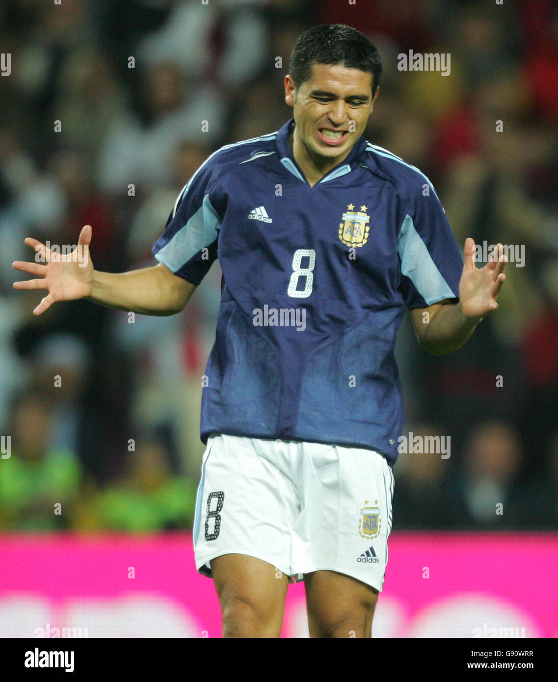 Juan roman riquelme is fustrated by the england defence hi-res
