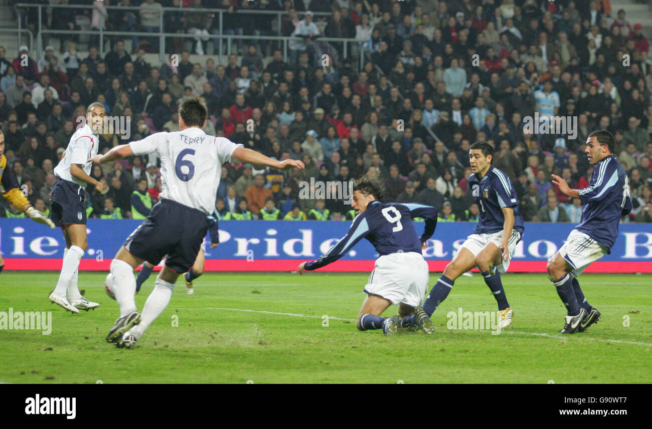 Soccer - Friendly - Argentina v England - Stade de Geneve. Argentina's Hernan Crespo scores the first goal Stock Photo