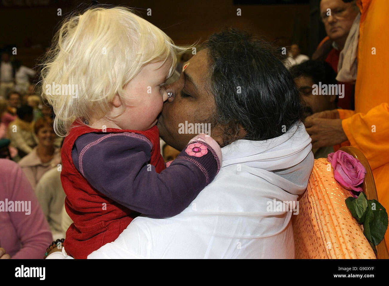 Amma Darshan from Kerala, South India, kissing Marieke Hilvering (2