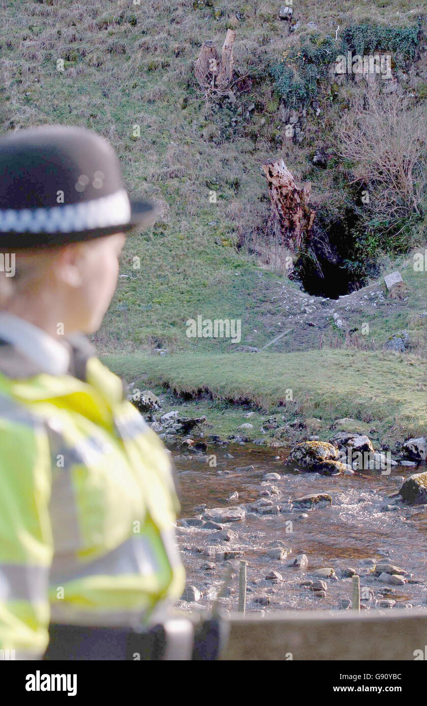 A Police Officer on duty at Manchester Hole Cave System near Pateley Bridge today Tuesday 15 November 2005. Joe Lister of Tadcaster Grammar School was killed during a School trip to the cave yesterday See PA Story DEATH Caving. PRESS ASSOCIATION Photo. Photo credit should read John Giles/PA . Stock Photo