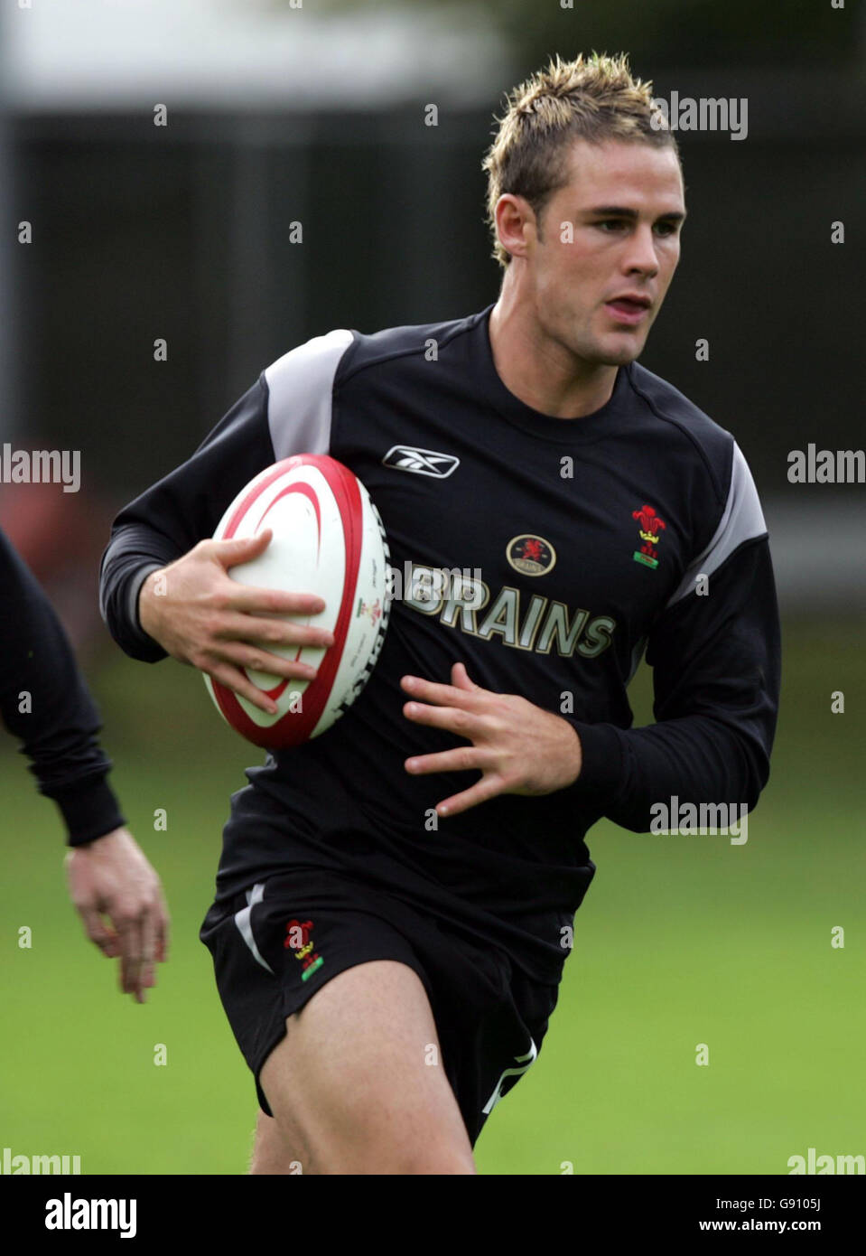 Wales new boy Lee Byrne during during a training session at Sofia Gardens, Cardiff, Monday October 31, 2005. Wales play New Zealand in the Invesco Perpetual Series at the Millennium Stadium on Saturday. See PA story RUGBYU Wales. PRESS ASSOCIATION Photo. Photo credit should read: David Davies/PA. Stock Photo