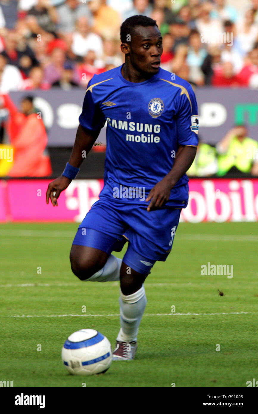 Soccer - FA Barclays Premiership - Charlton Athletic v Chelsea - The Valley. Michael Essien, Chelsea Stock Photo