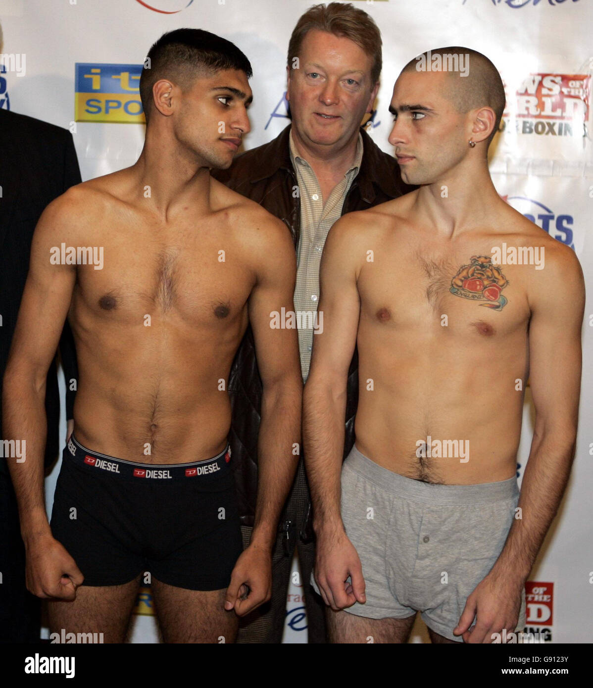 Promoter Frank Warren (C) watches as Amir Khan (L) squares up to Steve Gethin during the weigh-in at the Marriot Hotel, Glasgow, Friday November 4, 2005. Amir Khan fights Steve Gethin on the undercard of the WBO Featherweight contest between Scott Harrison and Nedal Hussein. Watch for PA story BOXING Khan. PRESS ASSOCIATION Photo. Photo credit should read: Andrew Milligan/PA. Stock Photo