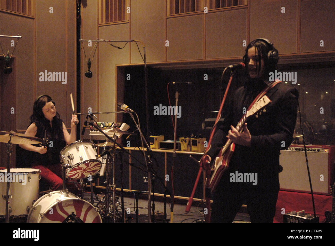 . . ONE USE ONLY. Guests on the Jo Whiley show on Radio 1 The White Stripes (Jack and Meg), performing a live session at Maida Vale Studios in west London, Wednesday 9 November 2005. PRESS ASSOCIATION Photo. Photo credit should read: Yui Mok / PA Stock Photo