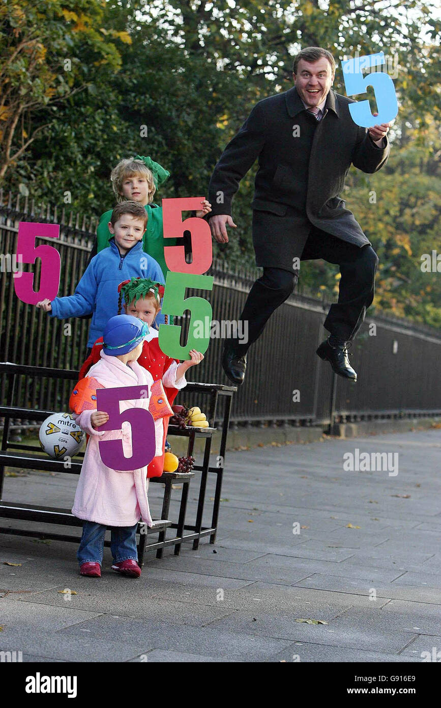 Junior Health Minister Sean Power launches the Irish Government's five steps to health program to combat obesity, Dublin, Tuesday November 22, 2005. The Government has allocated three million euro funding to tackle obesity and the strategy will promote healthy eating and regular exercise among under-18s and also aim to reduce food poverty. It urges children to eat five portions of fruit and vegetables every day and take regular exercise several times a week. See PA Story HEALTH Obesity Ireland. PRESS ASSOCIATION Photo. Photo credit should read: Niall Carson/PA Stock Photo