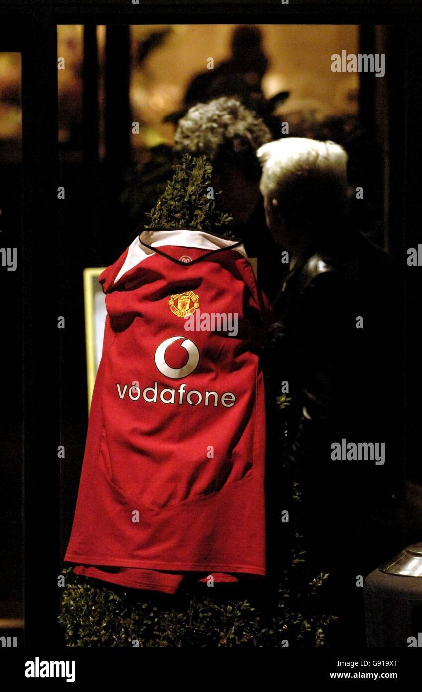 George Best Death Hi res Stock Photography And Images Alamy George best death hi res stock photography and images alamy