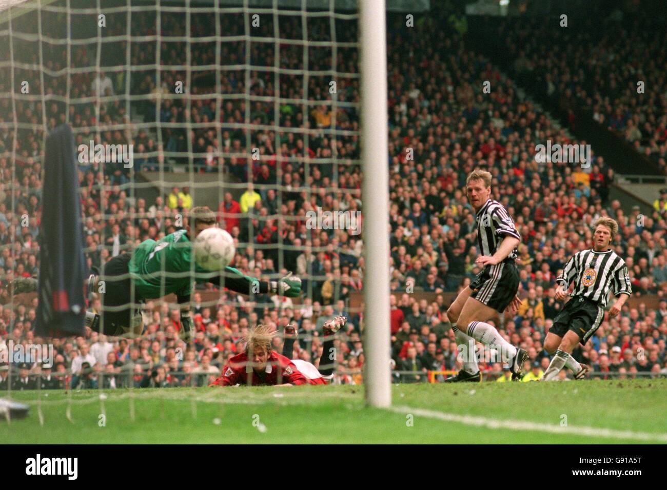 Manchester United's David Beckham (on floor) scores the equalising goal with a flying header. Stock Photo