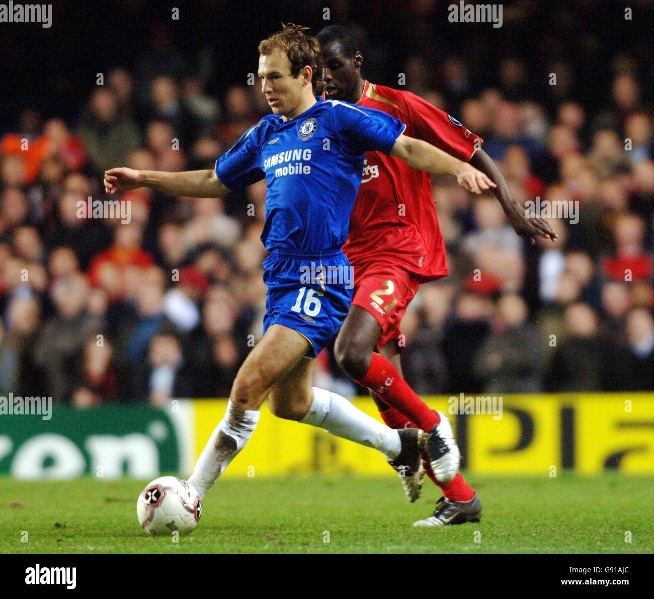 Chelsea's Arjen Robben (L) goes past Liverpool's Djimi Traore during the UEFA Champions League match at Stamford Bridge, London, Tuesday December 6, 2005. PRESS ASSOCIATION Photo. Photo credit should read: Sean Dempsey/PA. Stock Photo