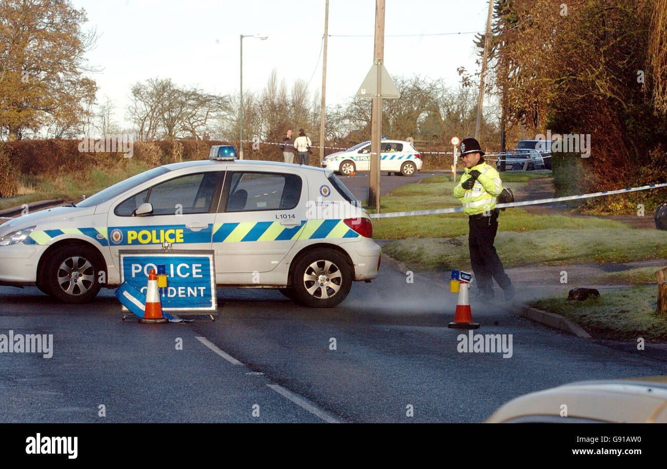 West Midlands Police seal off a section of Tanworth Lane in Shirley, Birmingham, Wednesday 7 December 2005, after last night's double stabbing durining the course of a car theft. A Solihull father and son were both stabbed after confronting three men who attempted to steal a car, police said today. The victims, aged 45 and 18, were attacked shortly before 8pm last night after three men followed the vehicle on to the driveway of a home in Tanworth Lane, Shirley, Solihull. See PA story POLICE Car. PRESS ASSOCIATION photo. Photo credit should read: David Jones/PA Stock Photo