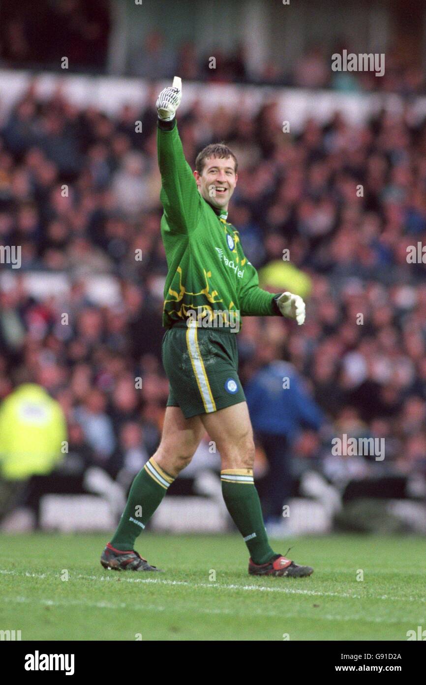 Goalkeeper Nigel Martyn of Leeds United gives the thumbs up to the ...
