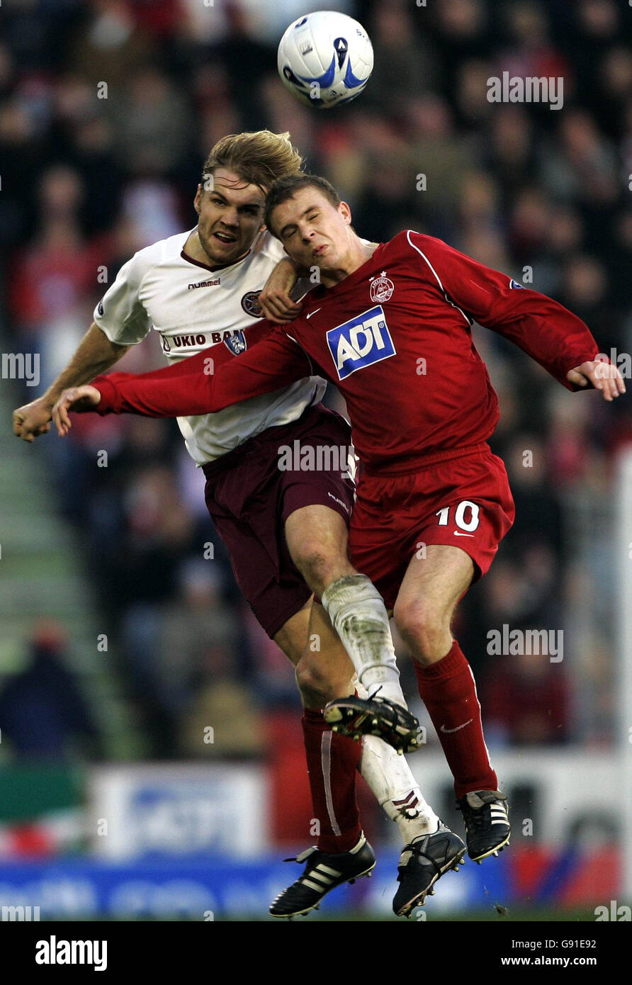 Hearts' Robbie Neilson (L) challenges Aberdeen's Darren Mackie for the ball during the Bank of Scotland Premier League match at Pittodrie Stadium, Aberdeen, Sunday November 20, 2005. PRESS ASSOCIATION Photo. Photo credit should read: Andrew Milligan/PA. Stock Photo