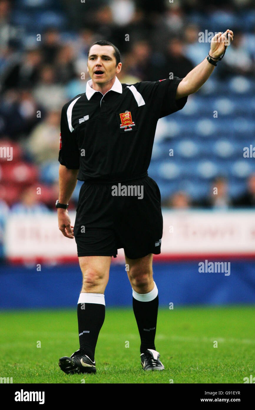 Soccer - FA Cup - First Round - Huddersfield Town v Welling - Galpharm Stadium. Referee Neil Swarbrick Stock Photo