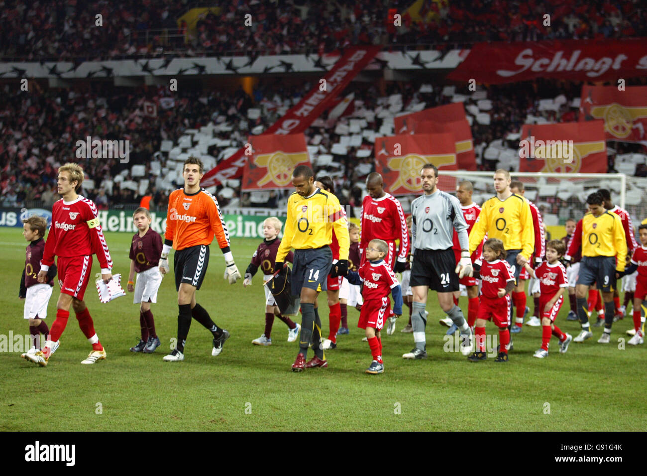 Soccer - UEFA Champions League - Group B - FC Thun v Arsenal - Stade de  Suisse. The two teams come out at the start of the match Stock Photo - Alamy